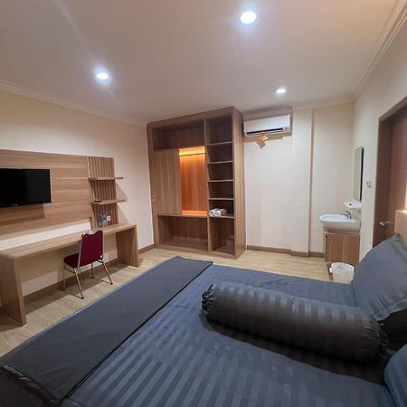 Wisma Delapan Mitra Reddoorz Джакарта Экстерьер фото