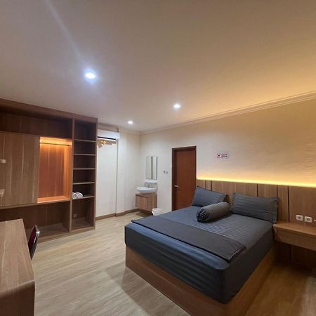 Wisma Delapan Mitra Reddoorz Джакарта Экстерьер фото