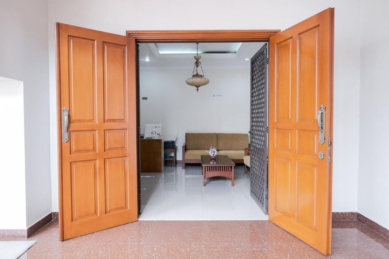 Wisma Delapan Mitra Reddoorz Джакарта Экстерьер фото