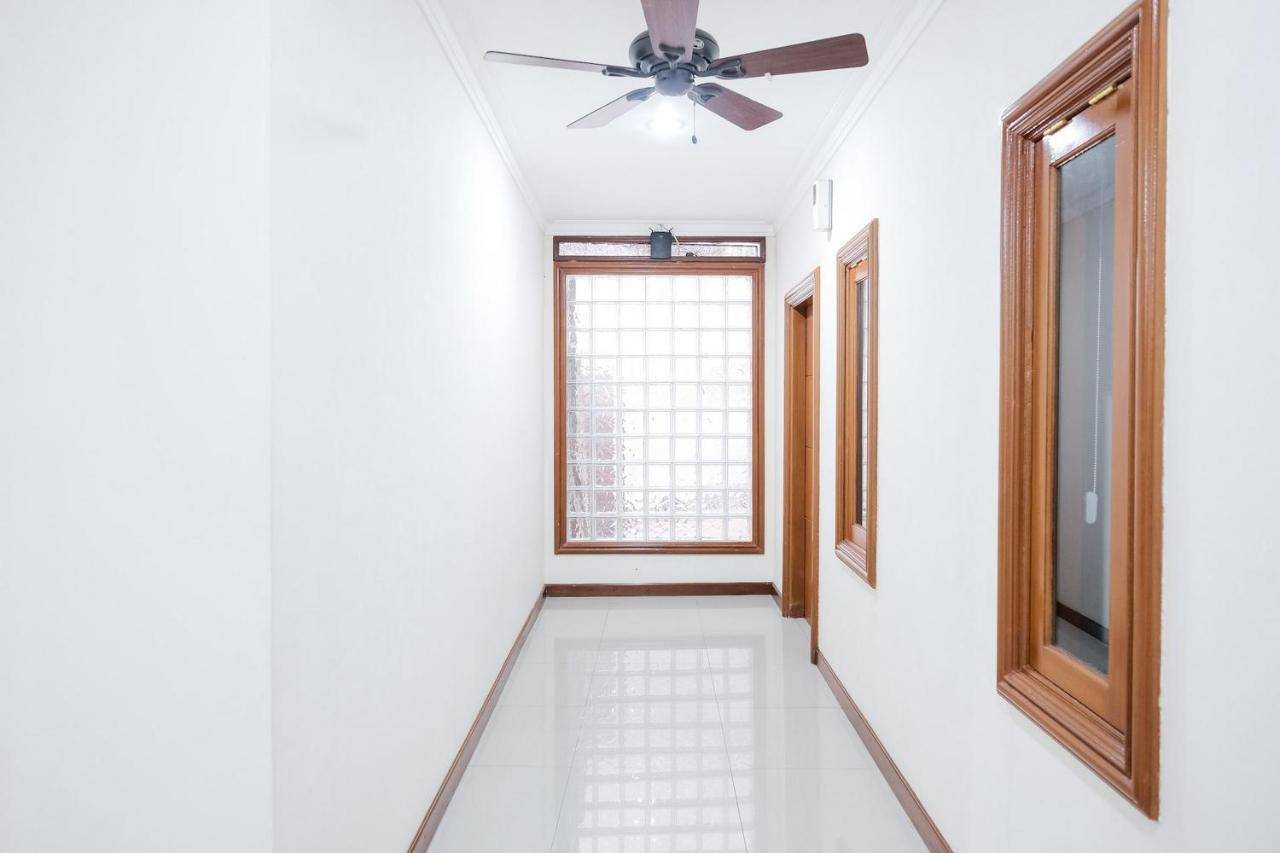 Wisma Delapan Mitra Reddoorz Джакарта Экстерьер фото