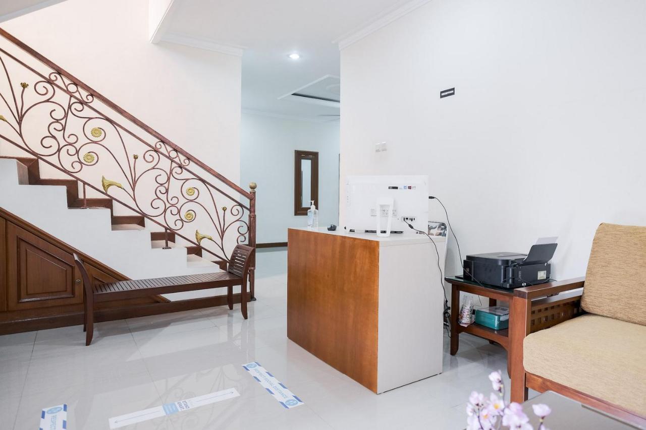 Wisma Delapan Mitra Reddoorz Джакарта Экстерьер фото