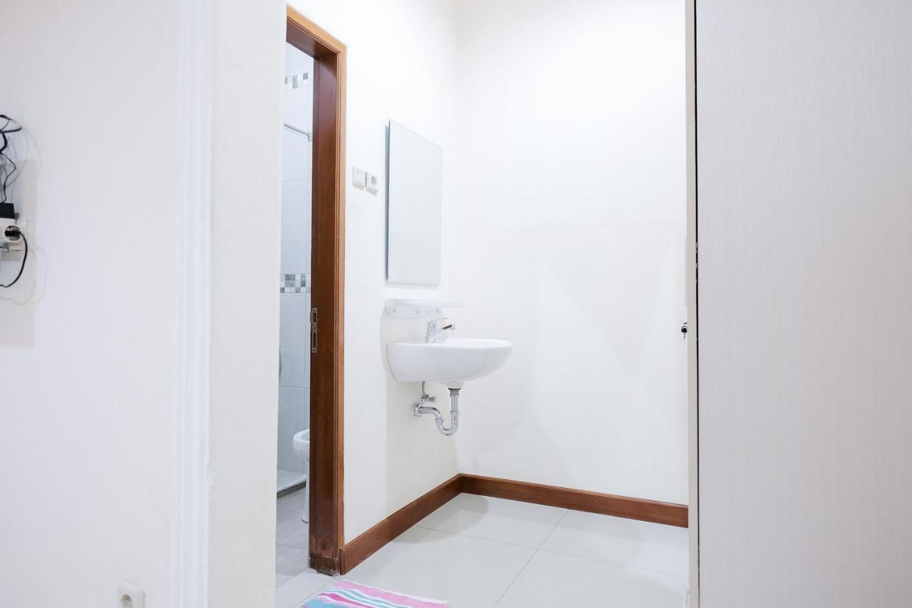 Wisma Delapan Mitra Reddoorz Джакарта Экстерьер фото