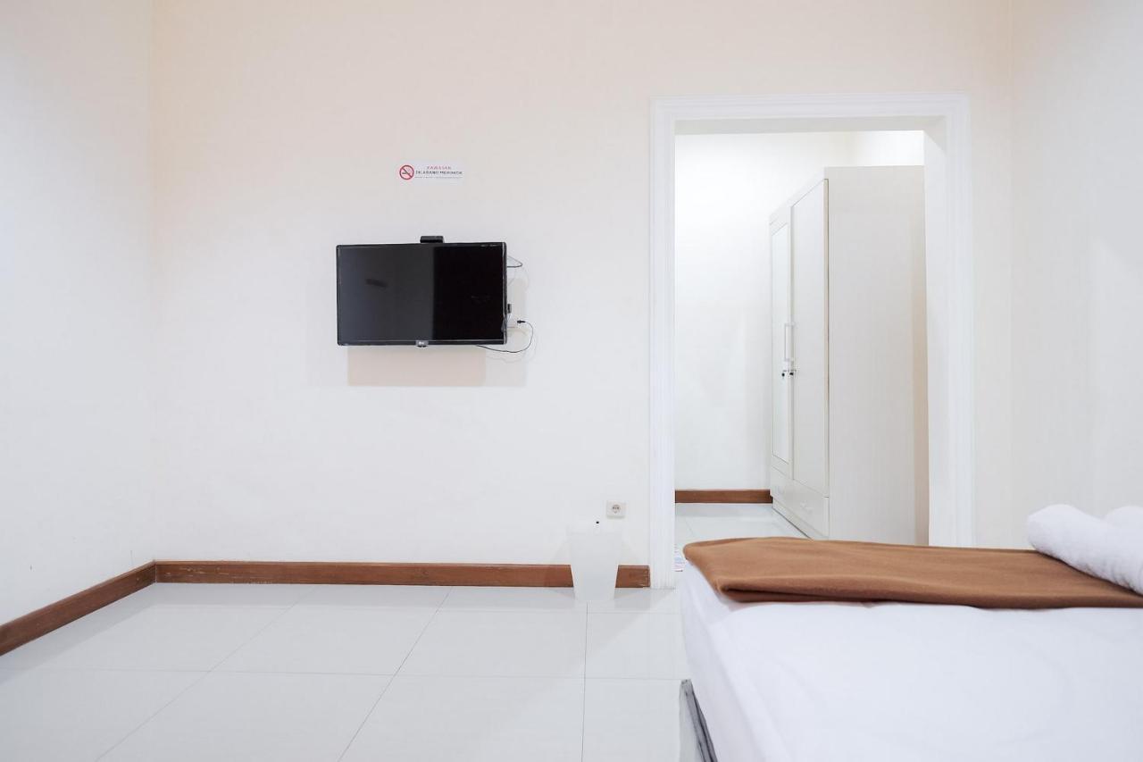 Wisma Delapan Mitra Reddoorz Джакарта Экстерьер фото
