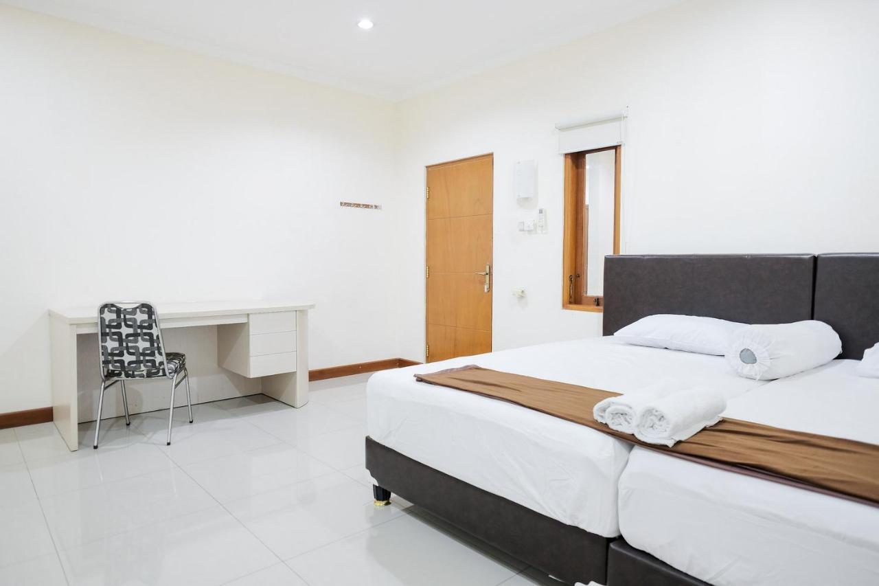 Wisma Delapan Mitra Reddoorz Джакарта Экстерьер фото
