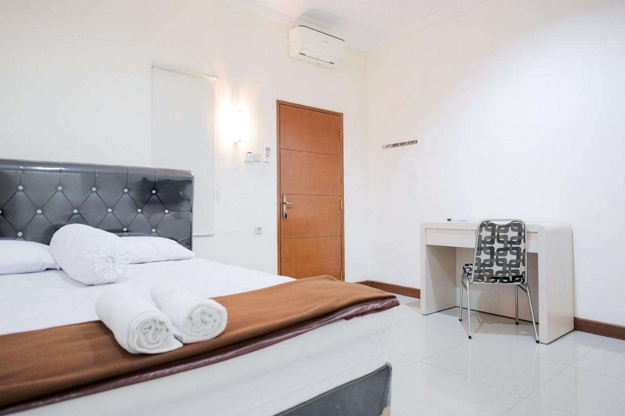 Wisma Delapan Mitra Reddoorz Джакарта Экстерьер фото