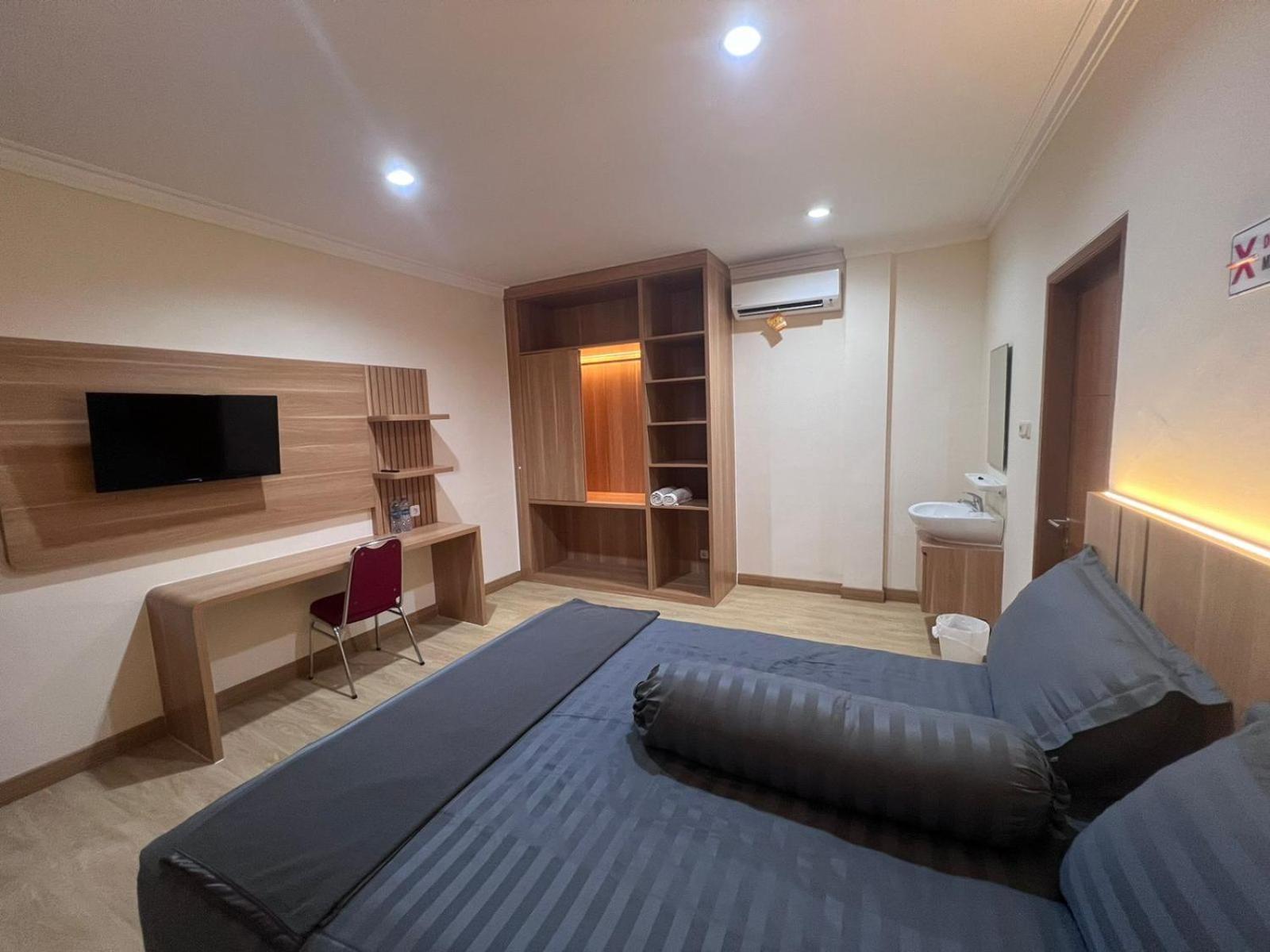 Wisma Delapan Mitra Reddoorz Джакарта Экстерьер фото